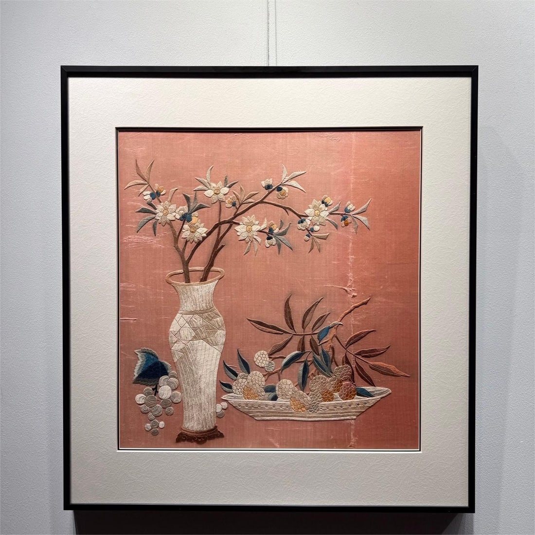 A Cantonese embroidery ancient flower from the Republic of China period: Cantonese embroidery Bogu flowers during the Republic of China Size:70x65cm (The Dimensions Of All Batches Are Manually Measured.If You Need More Detailed Information,Please Contact Our Customer Servi