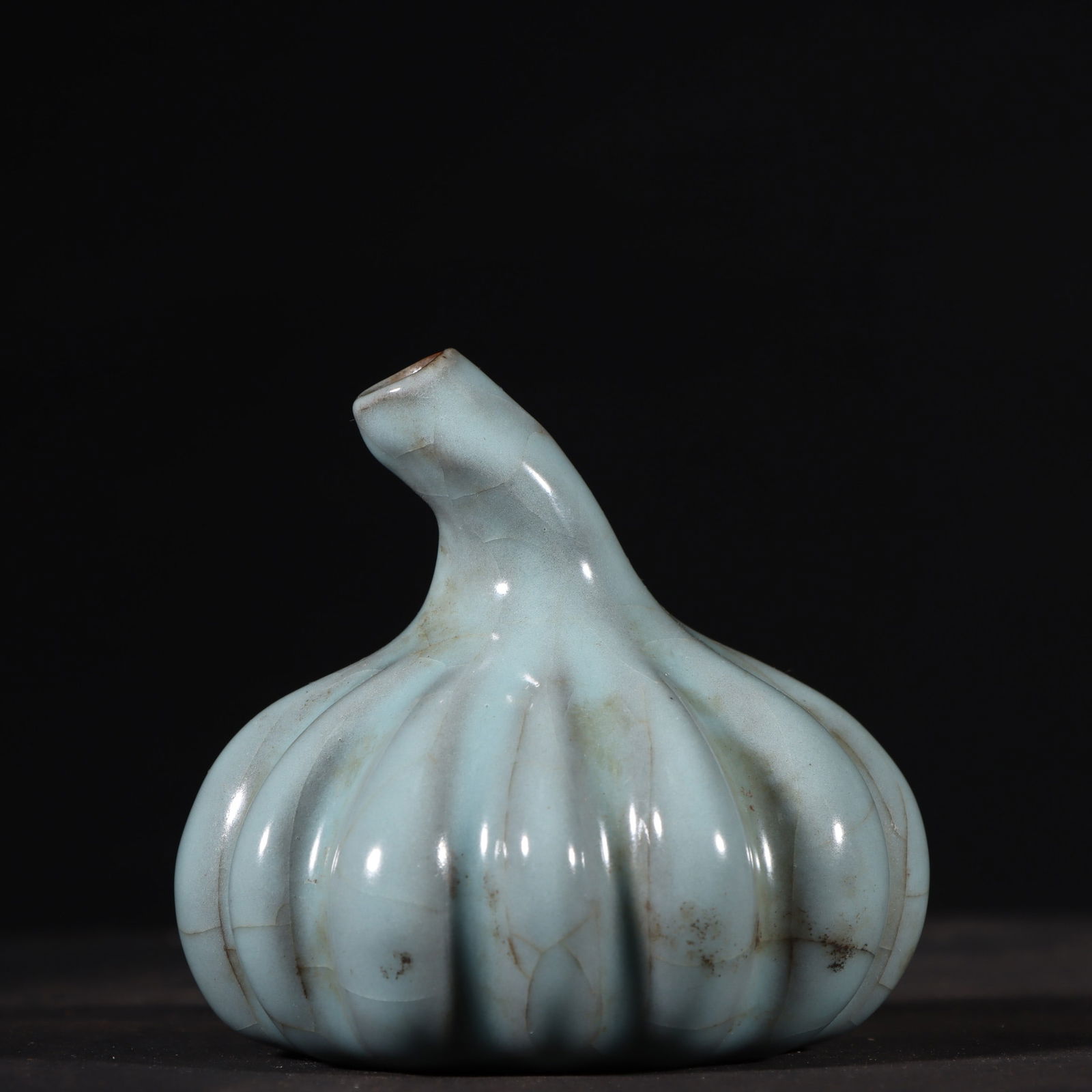 A piece of garlic droplets from the official kiln of the Song Dynasty: The celadon garlic droplets of the official kiln of the Song Dynasty Size:H:8cm W:9cm (The Dimensions Of All Batches Are Manually Measured.If You Need More Detailed Information,Please Contact Our Cust