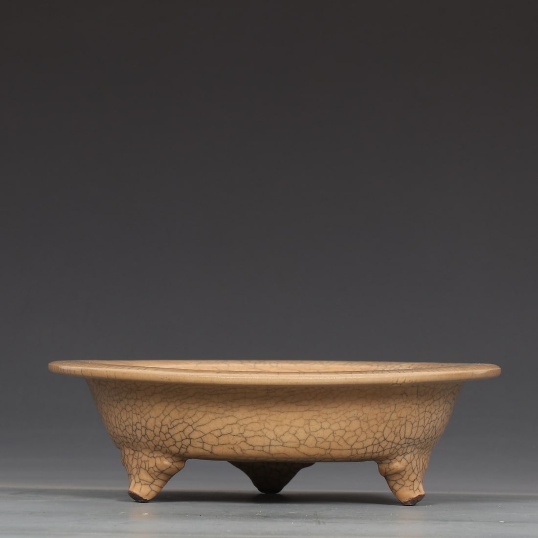 A beige glaze imperial three-legged folded edge plate of the Song Dynasty Ge kiln (1 of 9)