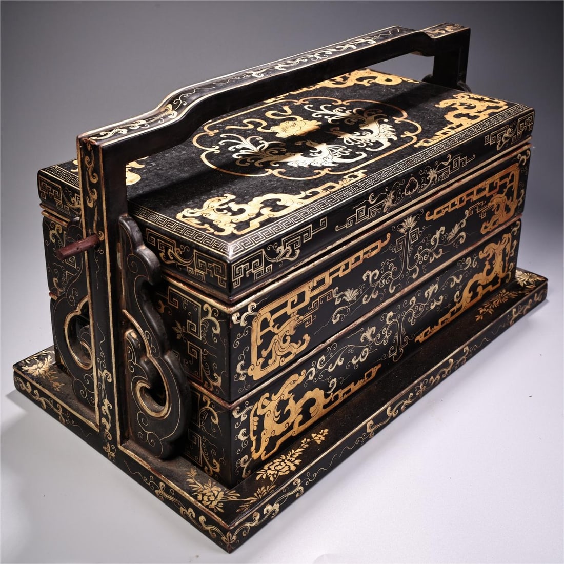 A beautiful gilded lacquerware food box: Exquisite gold-painted lacquerware food box Size:W:2900g H:22cm W:38cm (The Dimensions Of All Batches Are Manually Measured.If You Need More Detailed Information,Please Contact Our Customer Service Be