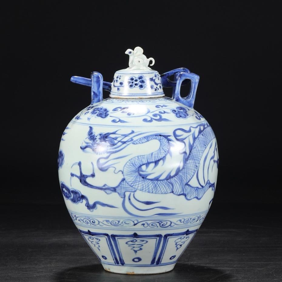 A large plum bottle with a lid of blue and white cloud dragon pattern in the Yuan Dynasty (1 of 8)