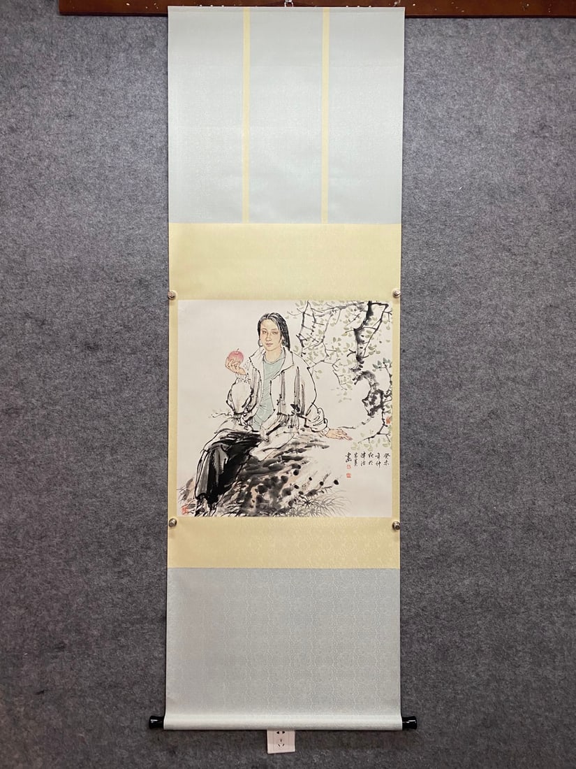 A figure painting by He Jiaying: He Jiaying's figure painting Flower core Size:67×67cm (The Dimensions Of All Batches Are Manually Measured.If You Need More Detailed Information,Please Contact Our Customer Service Before Bidding.)