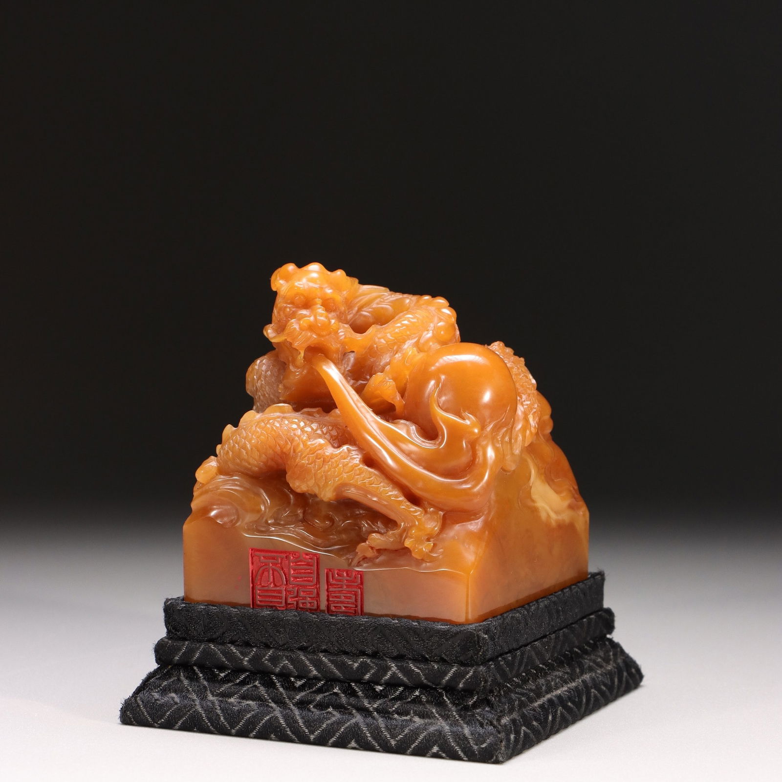 A Qing Dynasty Shanghu ancient mud made of Shoushan Tian Huangshi carved dragon pattern seal: Qing Dynasty's Shanghu ancient mud model Shoushan Tian Huangshi carved dragon pattern seal Size:H:7.8cm L:6.8cm W:6.8cm W:622g (The Dimensions Of All Batches Are Manually Measured.If You Need More Det