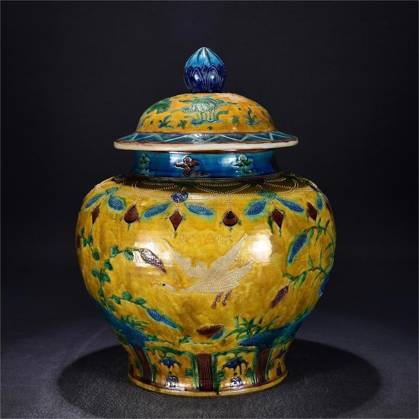 A jar with a lid jar of enamel color reed goose made in the Jiajing period of the Ming Dynasty (1 of 9)