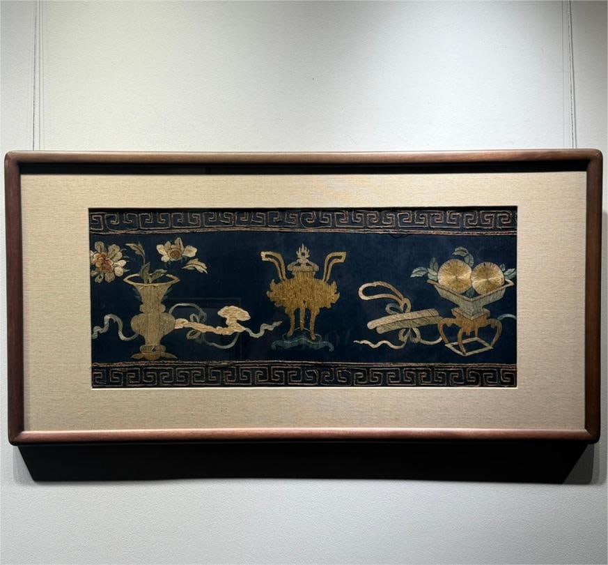 A Su embroidery boutique made in the Qianlong period of the Qing Dynasty Courtesy of Boguqing (1 of 6)