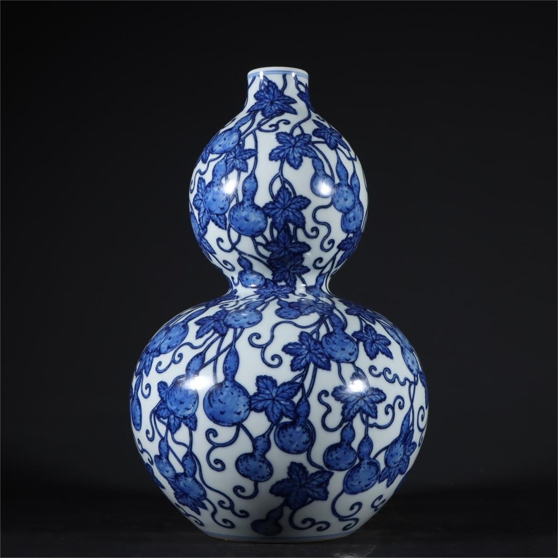 A blue and white gourd bottle made in the Qianlong period of the Qing Dynasty (1 of 9)