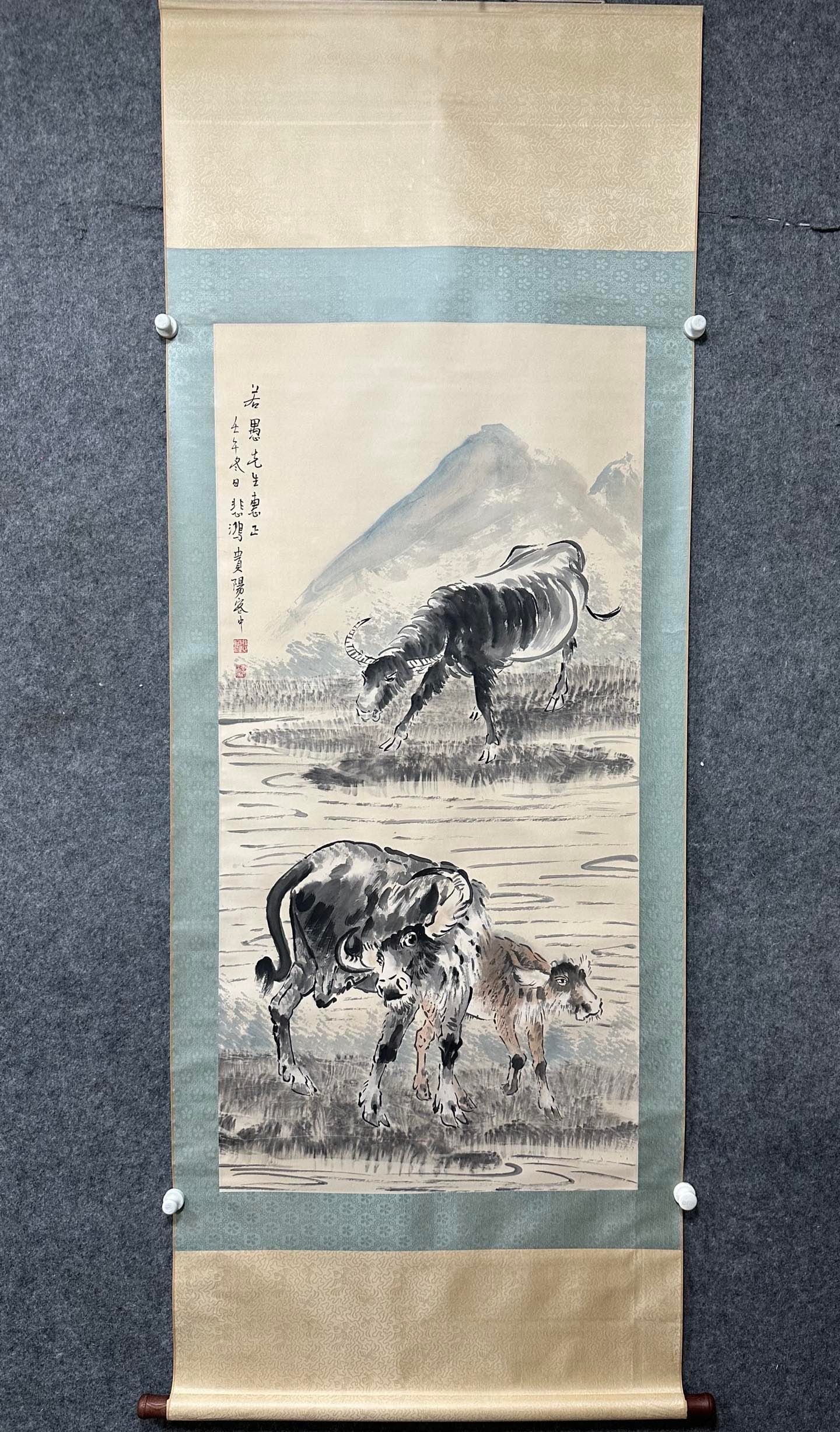 A picture of Xu Beihong's buffalo: Xu Beihong's buffalo picture Flower core Size:67.5x138cm (The Dimensions Of All Batches Are Manually Measured.If You Need More Detailed Information,Please Contact Our Customer Service Before Bidding.)