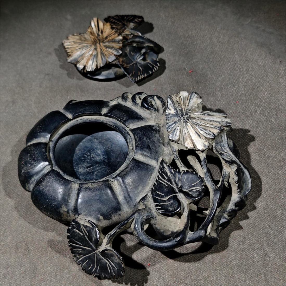 A beautiful end inkstone: Exquisite Duanyan Size:L:19cm W:18.8cm T:7.3cm (The Dimensions Of All Batches Are Manually Measured.If You Need More Detailed Information,Please Contact Our Customer Service Before Bidding.)