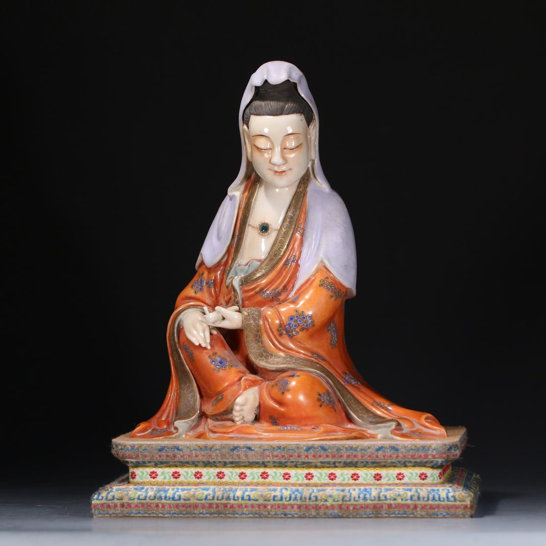 A pastel Guanyin statue of the Qing Dynasty: Pastel Guanyin statue in the Qing Dynasty Size:H:35x17x23cm (The Dimensions Of All Batches Are Manually Measured.If You Need More Detailed Information,Please Contact Our Customer Service Before Biddin