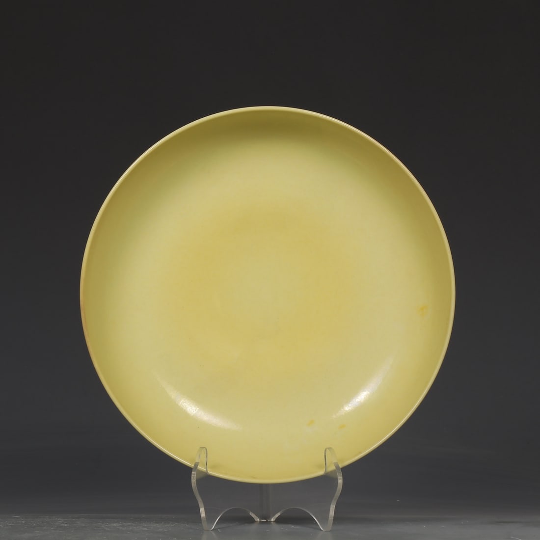 A delicate yellow glaze plate made in the Chenghua year of the Ming Dynasty (1 of 9)