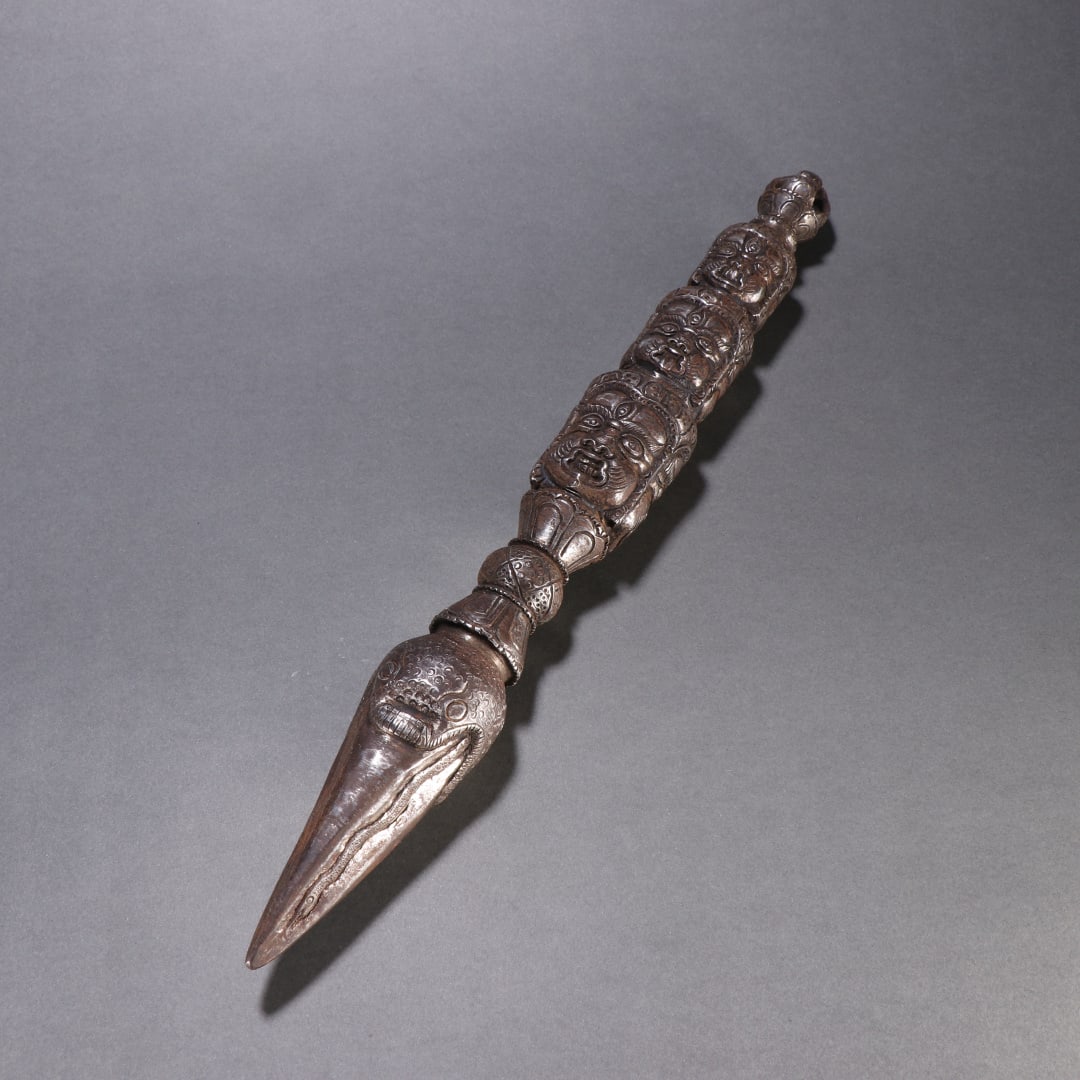 A fine Tiantie Puba vajra: Exquisite Tiantie Pupa Vajra Size:L:32.6cm W:3.7cm W:1385.1g (The Dimensions Of All Batches Are Manually Measured.If You Need More Detailed Information,Please Contact Our Customer Service Before Biddi