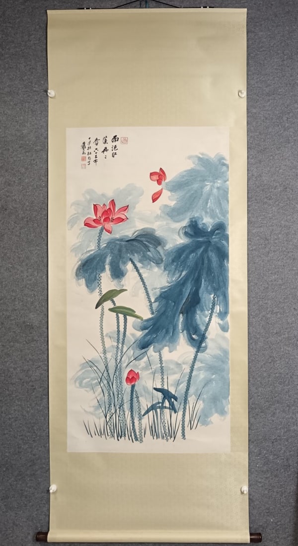 A vertical scroll of Zhang Daqian's lotus on paper: Zhang Daqian's lotus paper vertical axis Flower core Size:68X136 (The Dimensions Of All Batches Are Manually Measured.If You Need More Detailed Information,Please Contact Our Customer Service Before B