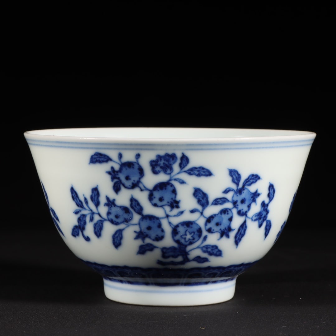 A blue and white three-patterned cup made in the Qianlong period of the Qing Dynasty: Qing Dynasty Qianlong year blue and white three-patterned cup H:5cm Calibre:9cm Bottom:4cm (The Dimensions Of All Batches Are Manually Measured.If You Need More Detailed Information,Please Contact Our