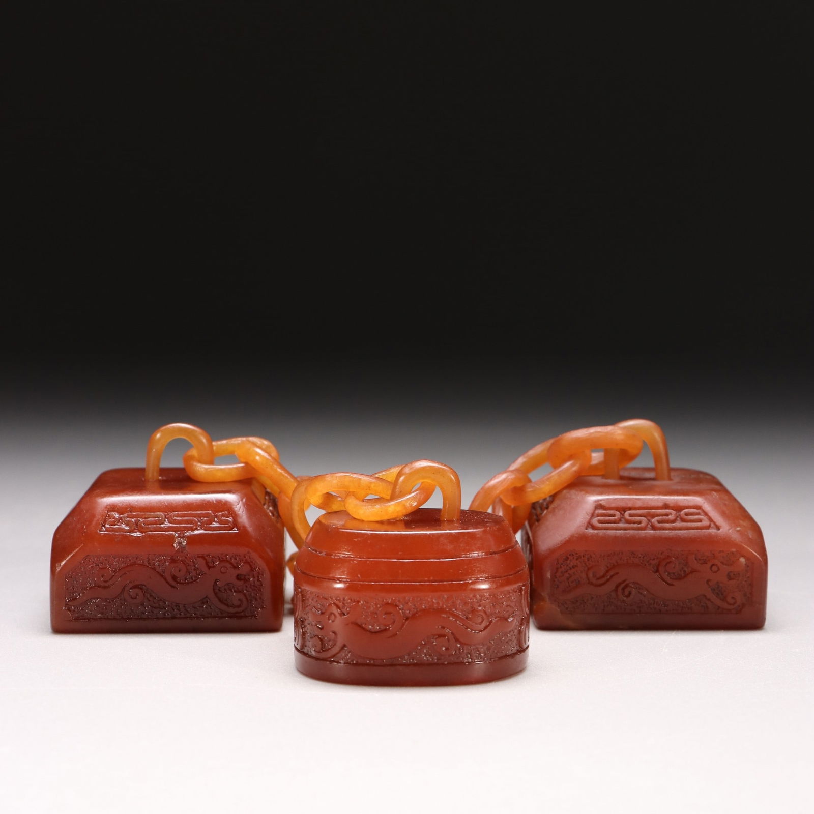 A Qing Dynasty Shoushan Tianhuang stone carved dragon pattern triple seal: The Qing Dynasty's Shoushan Tianhuang stone carved dragon pattern triple seal Size:H:3.5cm L:4cm W:4cm W:285g (The Dimensions Of All Batches Are Manually Measured.If You Need More Detailed Information