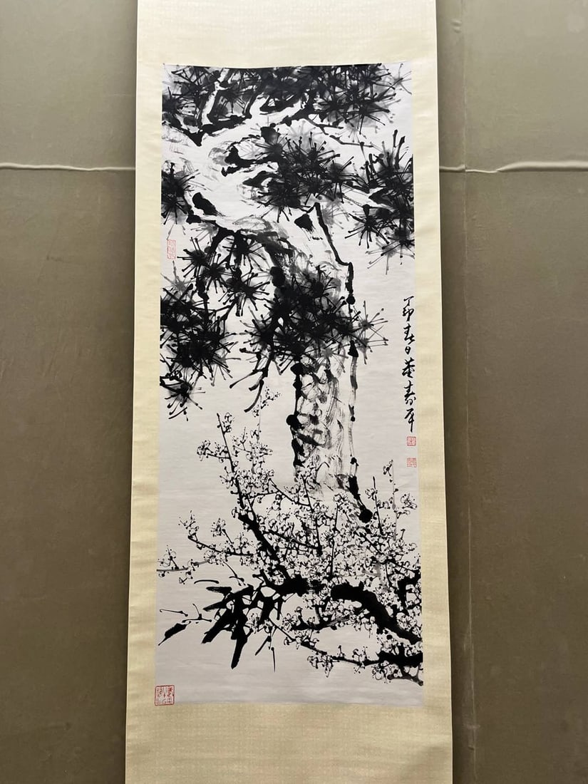 A painting of a pine tree by Dong Shouping: Dong Shouping's pine tree painting Size:137X48cm (The Dimensions Of All Batches Are Manually Measured.If You Need More Detailed Information,Please Contact Our Customer Service Before Bidding.)