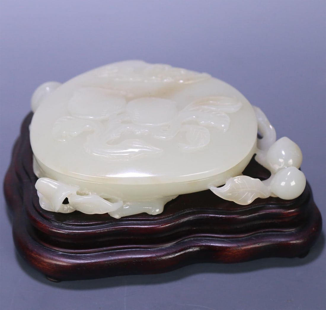 A Qing Dynasty Hetian jade bat longevity peach cover box (1 of 9)
