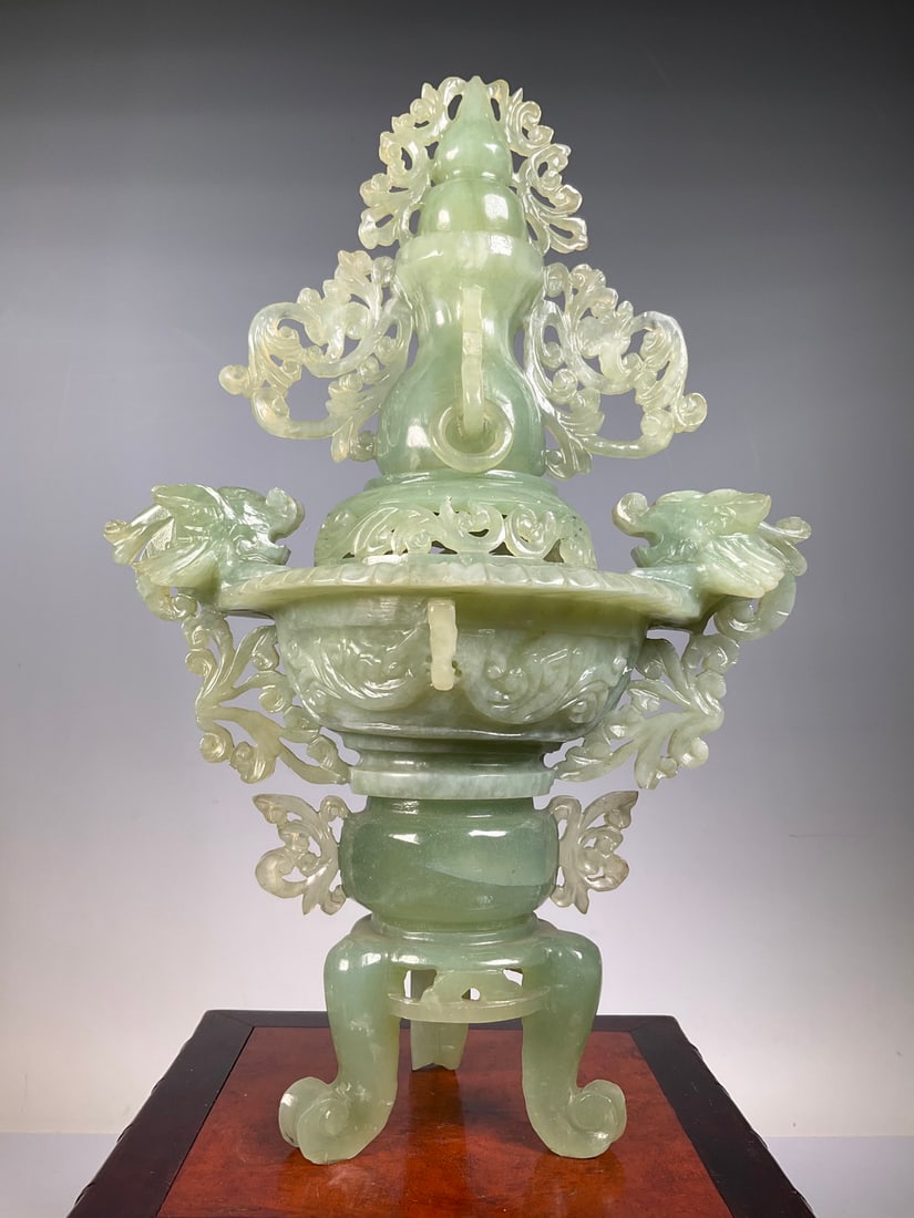 A beautiful natural jade hollow carved aromatherapy stove: Exquisite natural jade hollow carved aroma burner H:31cm W:20cm W:1619g (The Dimensions Of All Batches Are Manually Measured.If You Need More Detailed Information,Please Contact Our Customer Service B