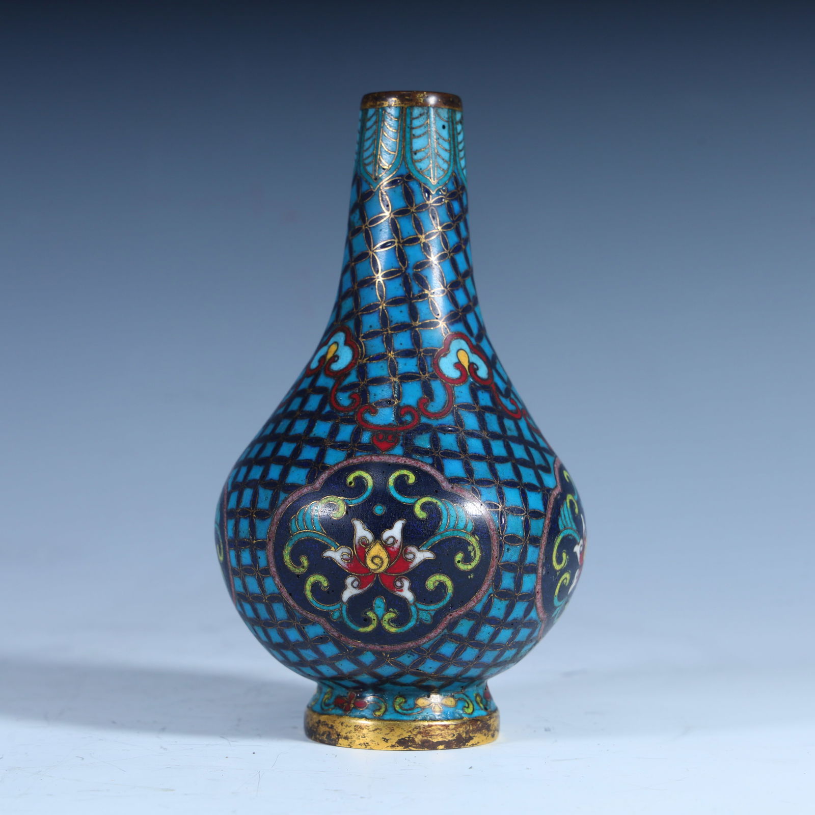 A cloisonné enamel money pattern reward bottle from the Qing Dynasty: Qing Dynasty cloisonné enamel money pattern reward bottle Height 15cm,length 8cm,width 8cm,weight 325.7g (The Dimensions Of All Batches Are Manually Measured.If You Need More Detailed Information,Ple