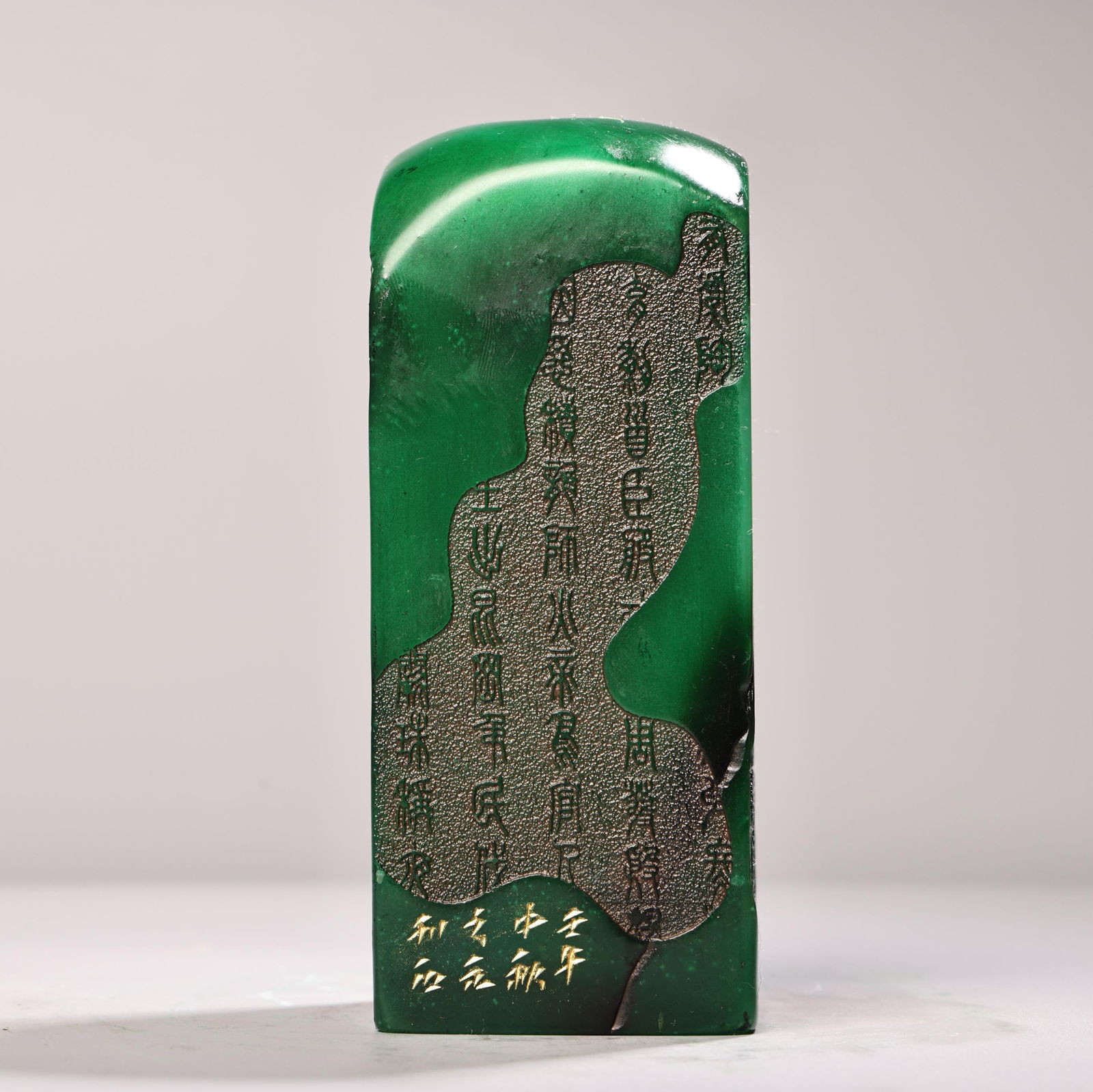 A beautiful Shoushan stone green field yellow material carved seal: Exquisite Shoushan stone green field yellow material carved seal Size:W:1400g H:15cm W:6cm (The Dimensions Of All Batches Are Manually Measured.If You Need More Detailed Information,Please Contact Our