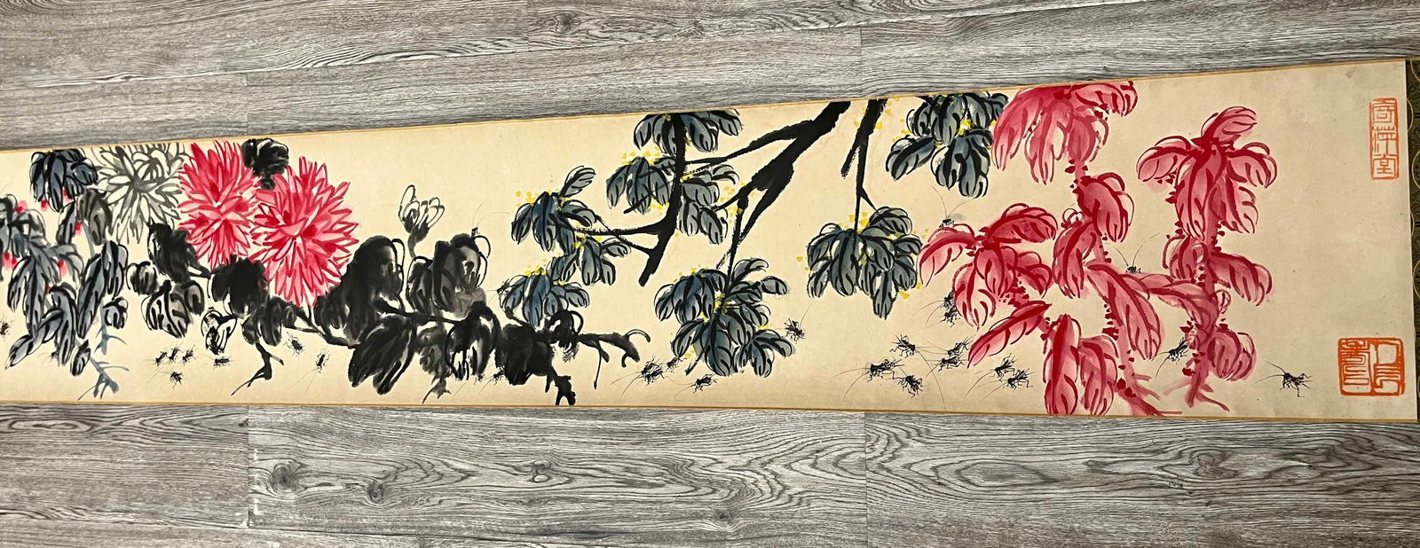 A picture of Qi Baishi's hundred grasshoppers: Qi Baishi's Hundred Grasshopper Diagram Size:363X35cm (The Dimensions Of All Batches Are Manually Measured.If You Need More Detailed Information,Please Contact Our Customer Service Before Bidding.)