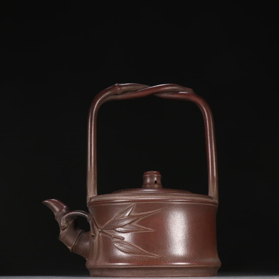 A purple sand bamboo pattern teapot of Zhou Guizhen: Zhou Guizhen's purple sand bamboo pattern teapot Size:H:17.5cm W:14.4cm (The Dimensions Of All Batches Are Manually Measured.If You Need More Detailed Information,Please Contact Our