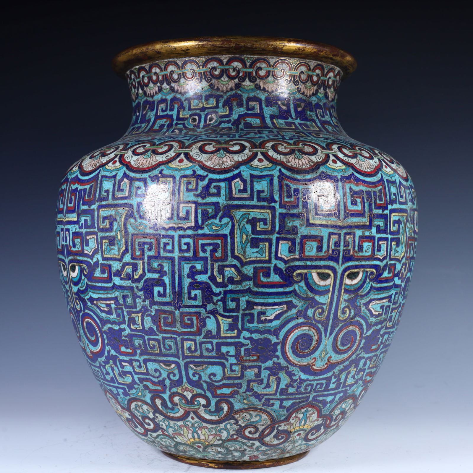 A Qing Dynasty cloisonné cloisonné enamel jar (1 of 12)