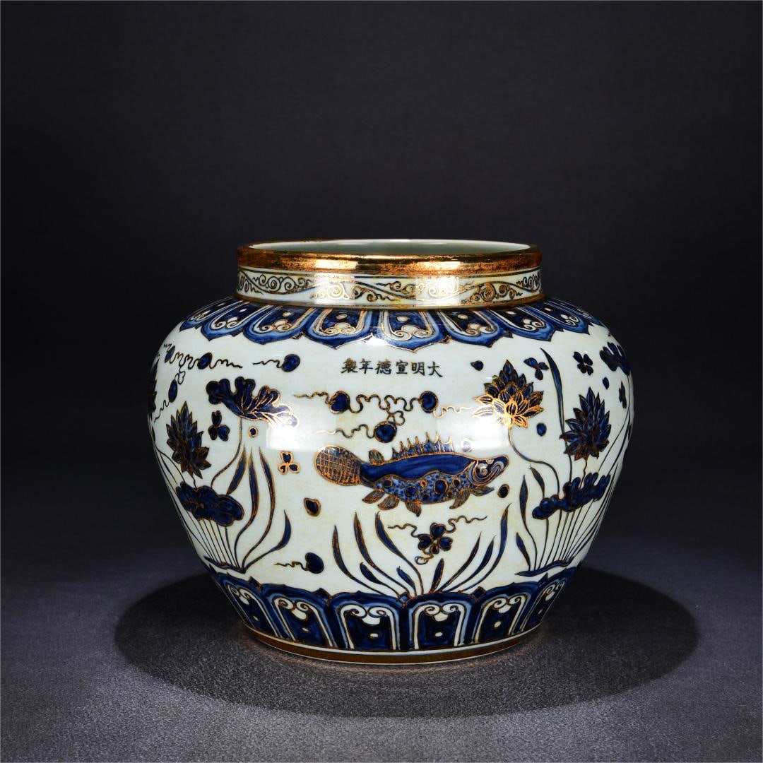 A blue and white gold-painted algae pattern jar made in the Xuande year of the Ming Dynasty: The blue and white goldfish algae pattern jar made in the Xuande year of the Ming Dynasty Size:H:30cm W:35cm (The Dimensions Of All Batches Are Manually Measured.If You Need More