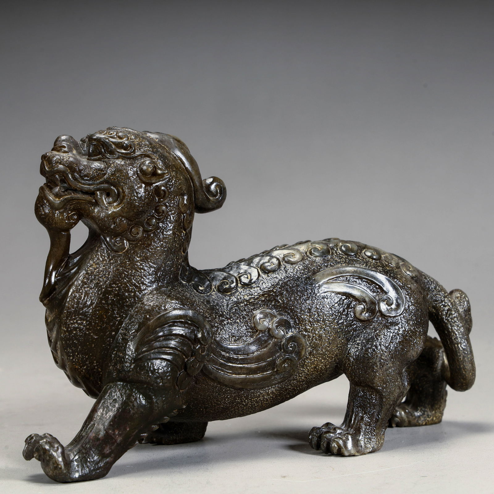 A Qing Dynasty Shoushan stone auspicious beast ornament (1 of 10)