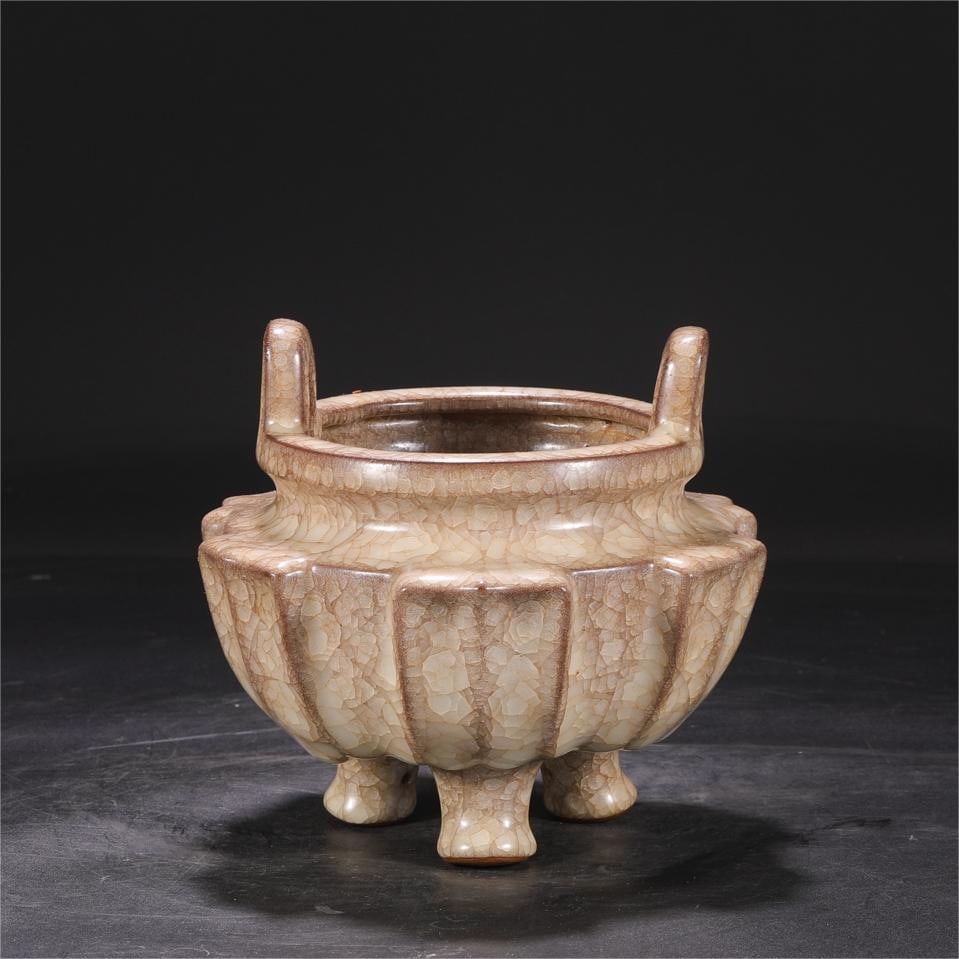 A Song Dynasty Xiu Nei Siguan kiln ice flake pattern court sacrificial ritual vessel tripod-style (1 of 8)