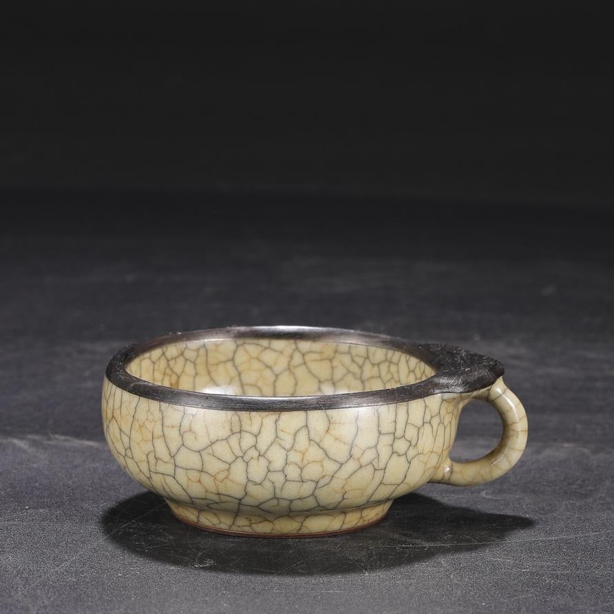 A beige glaze silver mouth cup of the Song Dynasty Ge kiln Yujin Garden (1 of 7)