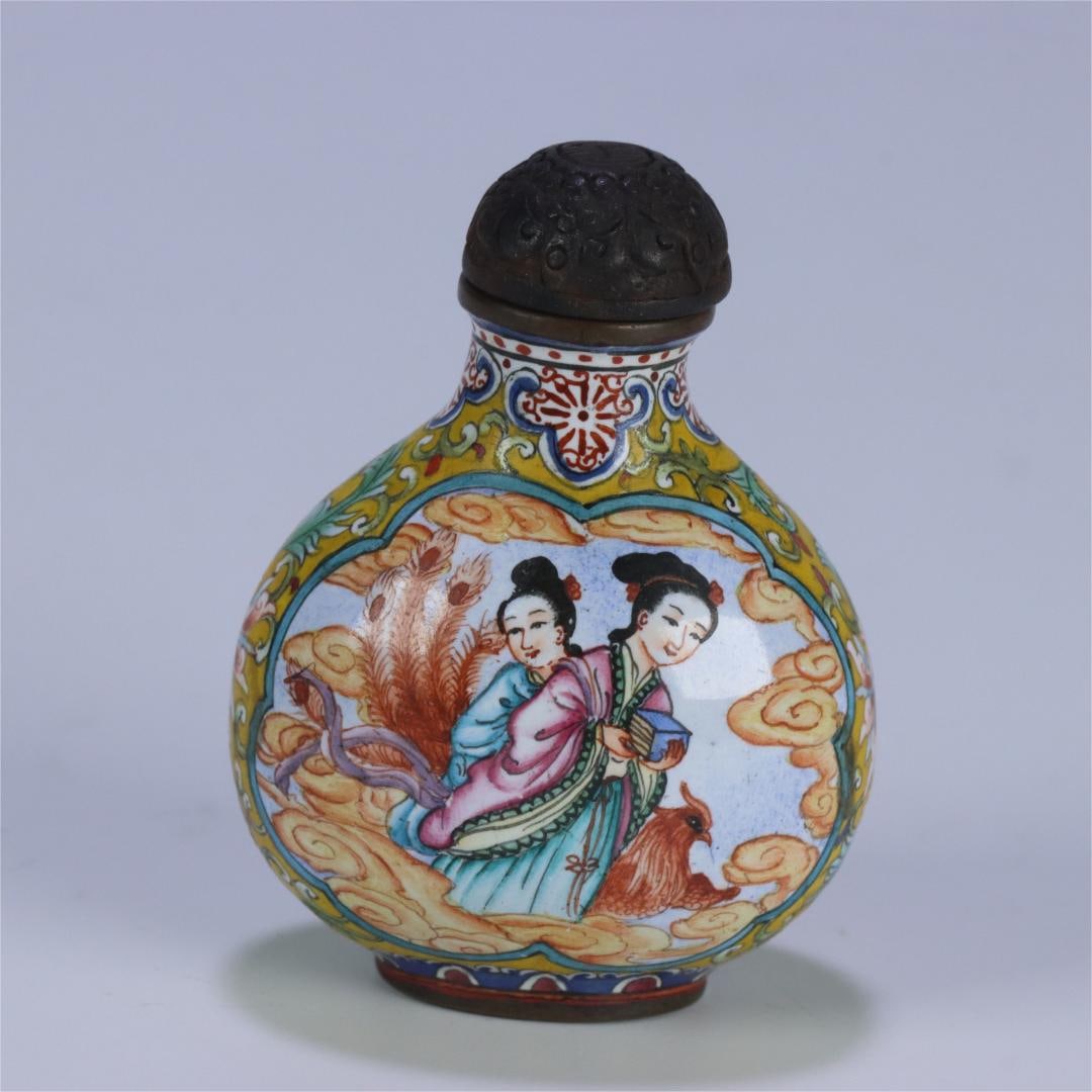 A snuff bottle made in the Qianlong period of the Qing Dynasty with a copper tire painting enamel (1 of 9)