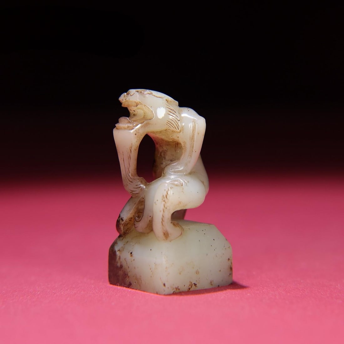 A beautiful Hetian jade full Qinlong seal (1 of 9)