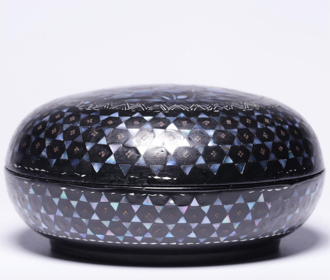 A large lacquered inlaid conch flower pattern ink box from the period of foreign exchange earnings (1 of 5)