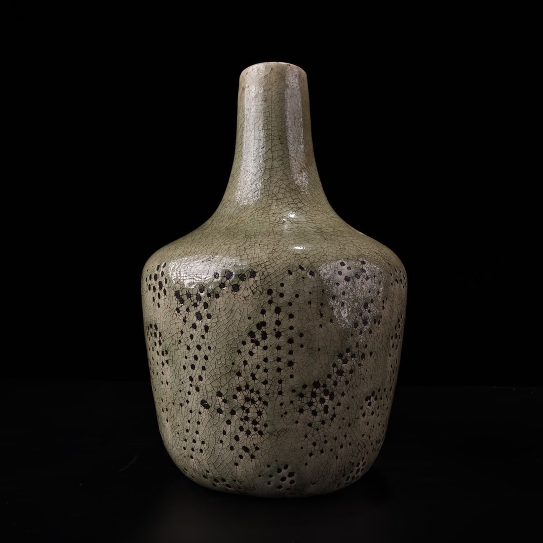 A fine old porcelain jar (1 of 8)