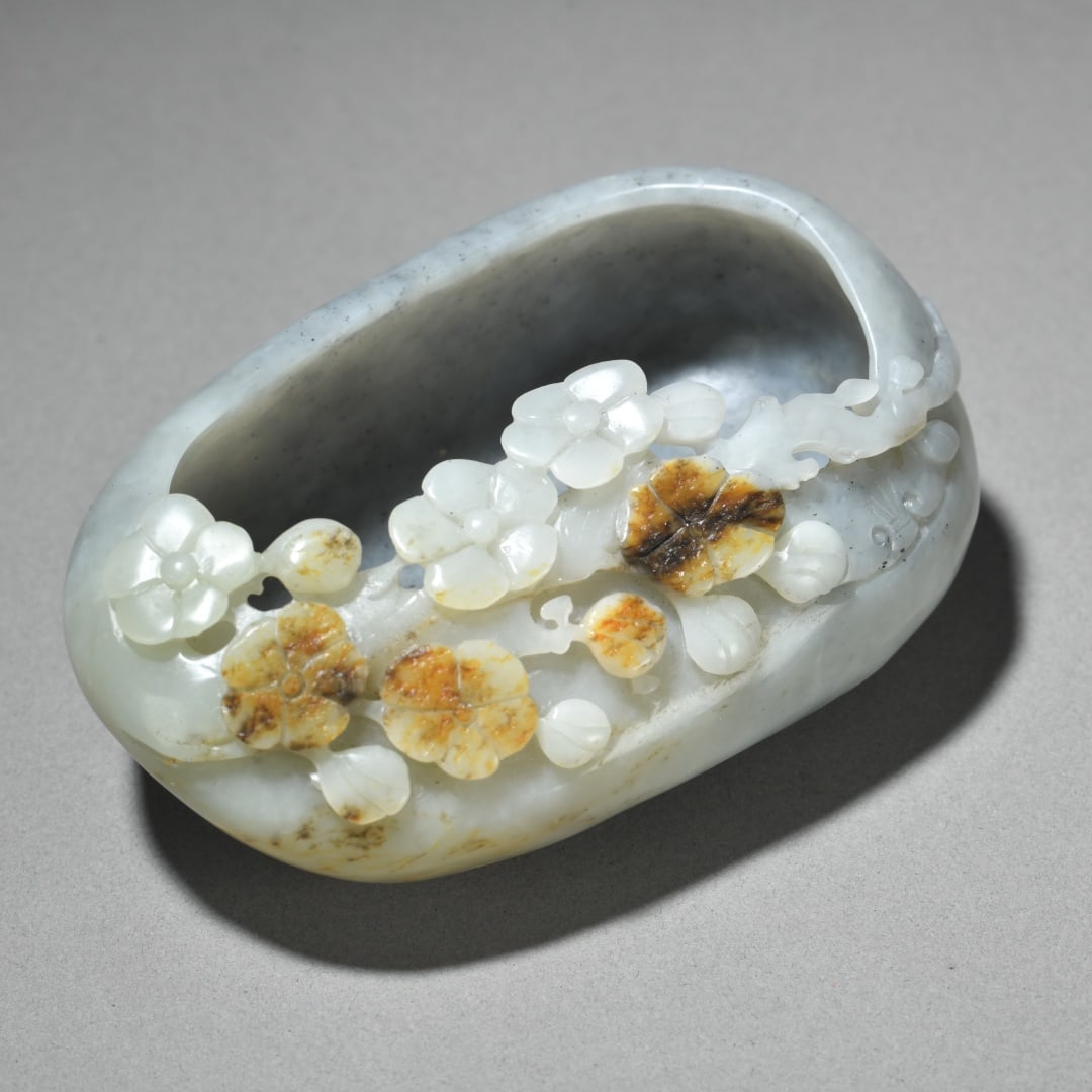 A beautiful Hetian jade blue and white seed material plum blossom pattern brush wash: Exquisite Hetian jade blue and white seed material plum blossom pattern pen wash H:4cm W:11cm W:427g (The Dimensions Of All Batches Are Manually Measured.If You Need More Detailed Information,Please C