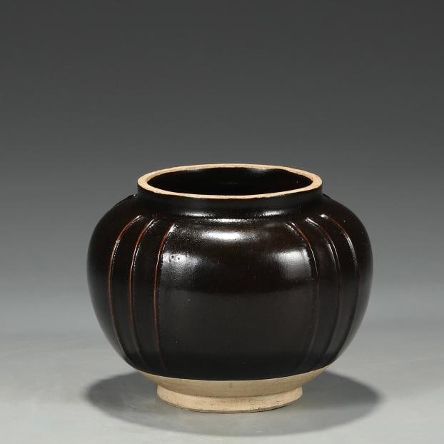 A black-glazed melon rib jar from the Cizhou kiln in the Song Dynasty (1 of 8)