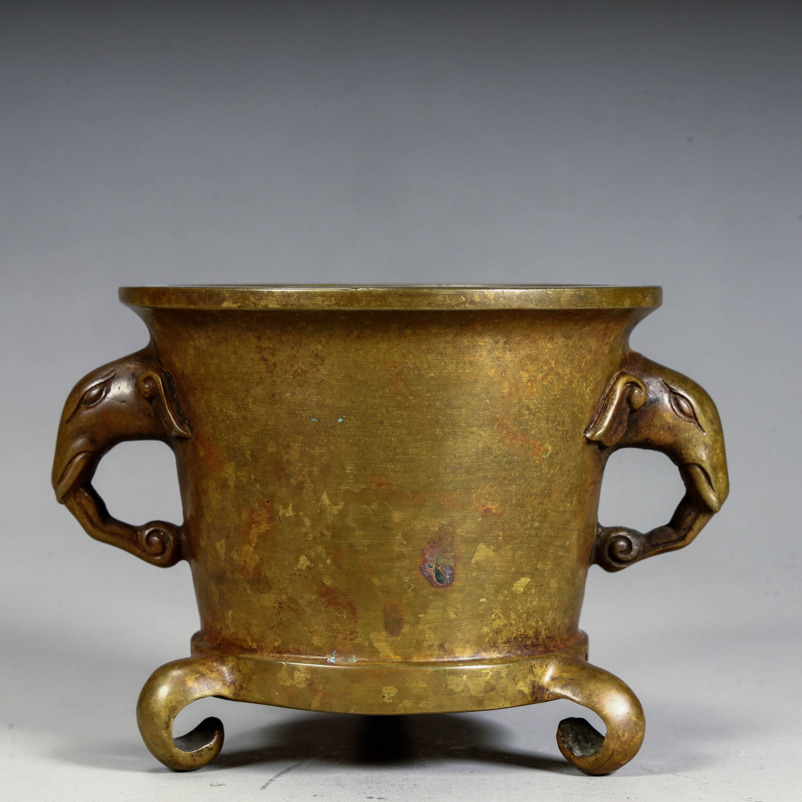 A high-quality elephant trunk ear three-legged incense burner from the Qing Dynasty (1 of 9)