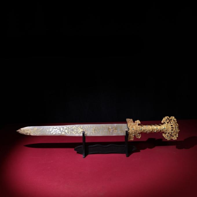 A fine Hetian jade copper inlaid jade rubbed gold and silver sword: Exquisite Hetian jade copper inlaid jade rubbing gold and silver sword Size:615x89x19mm W:733g (The Dimensions Of All Batches Are Manually Measured.If You Need More Detailed Information,Please Contact