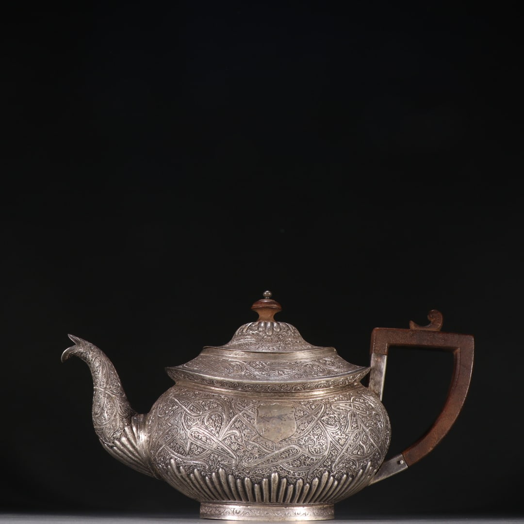 A fine sterling silver teapot: Exquisite sterling silver teapot Size:H:15cm W:25.8cm W:572.3g (The Dimensions Of All Batches Are Manually Measured.If You Need More Detailed Information,Please Contact Our Customer Service Before Bid