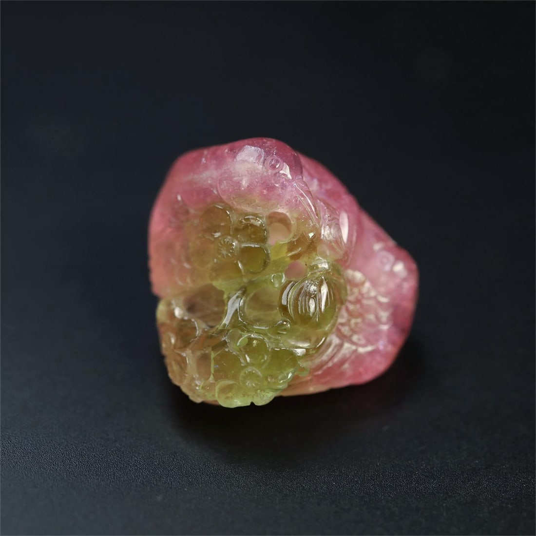 A watermelon two-color tourmaline from the Qing Dynasty was happy with the eyebrow pendant: The watermelon two-color tourmaline of the Qing Dynasty was happy with the eyebrow pendant Size:3.64×3.58×1.86cm W:33.1g (The Dimensions Of All Batches Are Manually Measured.If You Need More Detaile