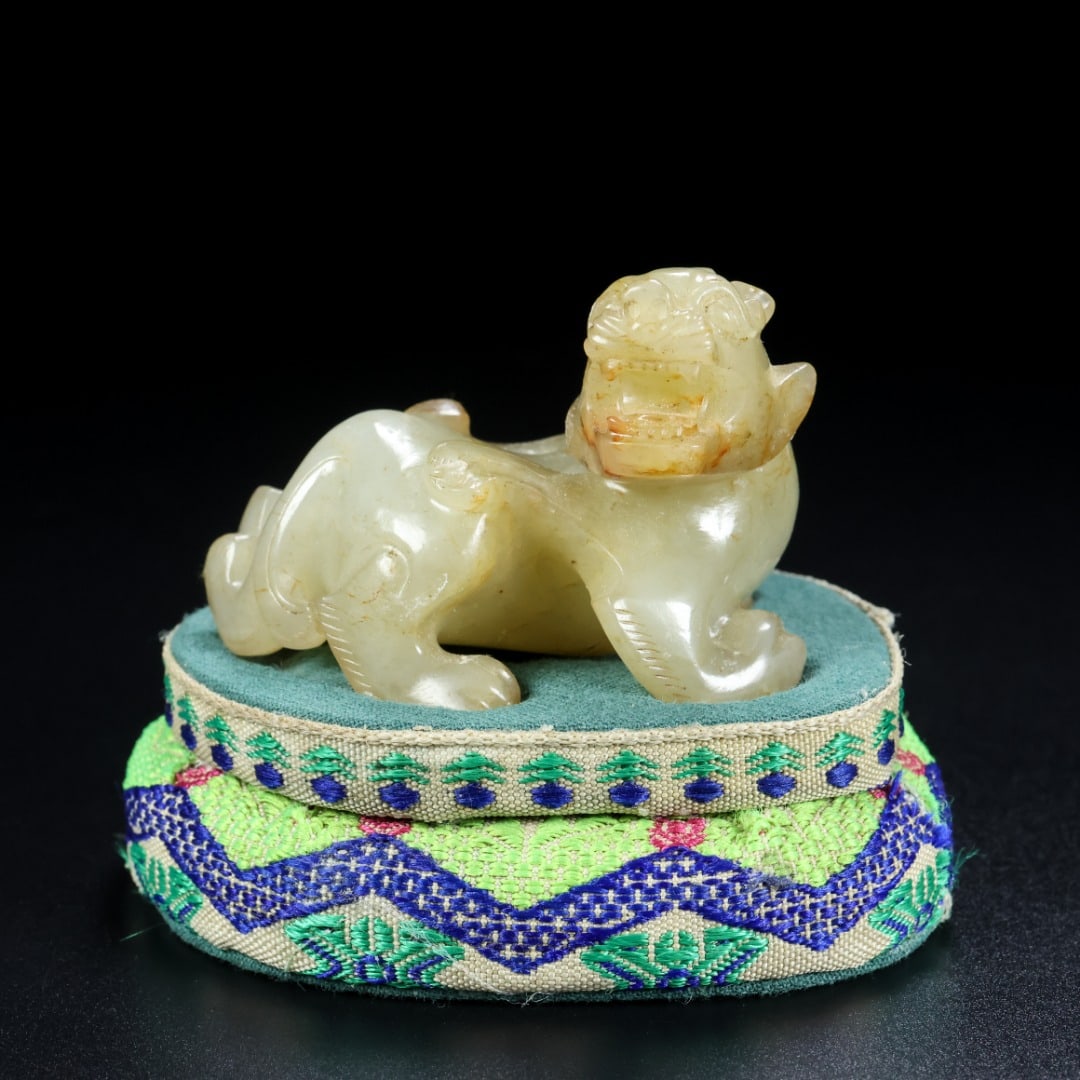 A beautiful Hetian jade beast: Exquisite Hetian jade beast Size:W:81.6g H:4.3cm L:5.4cm T:3.6cm (The Dimensions Of All Batches Are Manually Measured.If You Need More Detailed Information,Please Contact Our Customer Service Before B