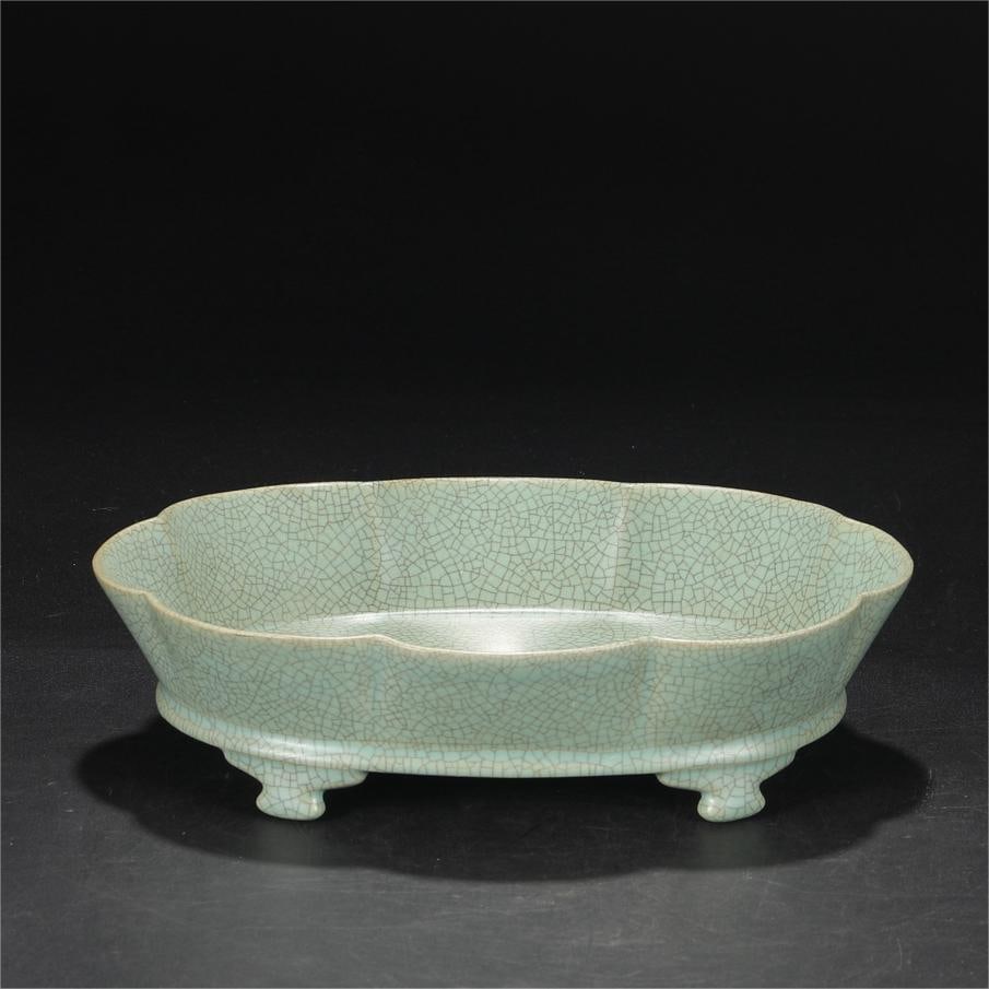 A large basin of azure glaze court begonia daffodils from the Ru kiln in the Song Dynasty (1 of 9)