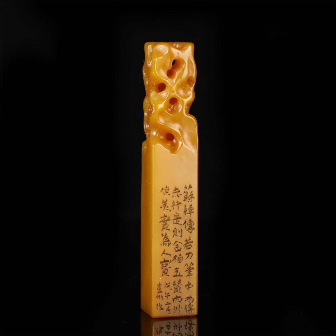 A piece of exquisite Hetian jade lezi: Exquisite Hetian jade responsibilities Size:W:80g H:10.5cm W:2cm (The Dimensions Of All Batches Are Manually Measured.If You Need More Detailed Information,Please Contact Our Customer Service Before B
