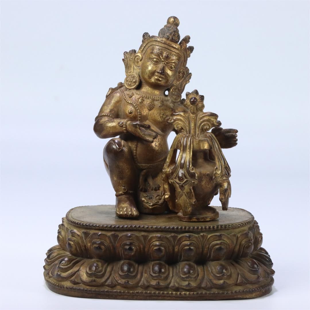A bronze gilt Buddha statue of the Qing Dynasty: A bronze gilt Buddha statue in the Qing Dynasty Size:15.7x13.8x10.3cm W:2132g (The Dimensions Of All Batches Are Manually Measured.If You Need More Detailed Information,Please Contact Our Customer Ser