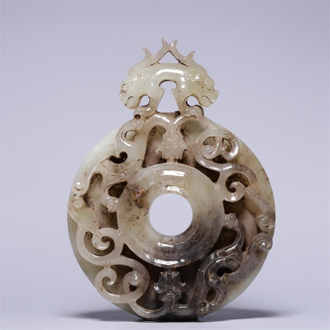 A piece of Hetian jade belt of the Ming Dynasty with a hollow relief dragon pattern out of the: The Hetian jade belt of the Ming Dynasty is hollow relief with dragon patterns Size:L:11cm W:8cm T:1.3cm W:122g (The Dimensions Of All Batches Are Manually Measured.If You Need More Detailed Informati
