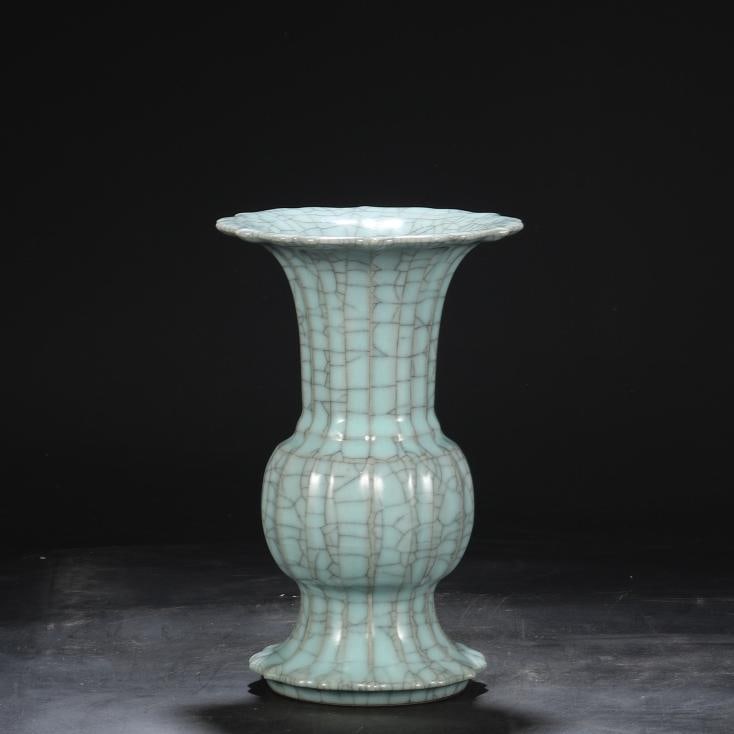 A blue-glazed melon edge flower solitary from the official kiln of the Song Dynasty (1 of 9)