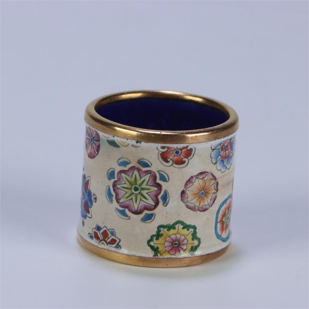 A bronze tire painting made in the Qianlong period of the Qing Dynasty with enamel colored leather: Qing Dynasty Qianlong Year Copper tire painting enamel colored leather ball flower finger Size:2.62x2.93x2.4cm W:30g (The Dimensions Of All Batches Are Manually Measured.If You Need More Detailed Info