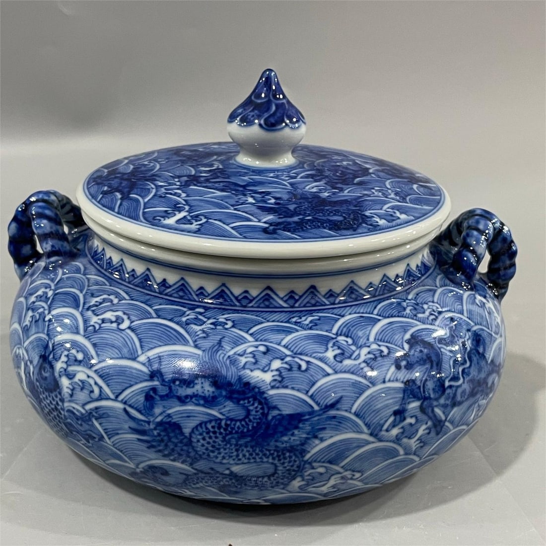 A sea monster sea pattern lid jar made in the Qianlong period of the Qing Dynasty (1 of 9)