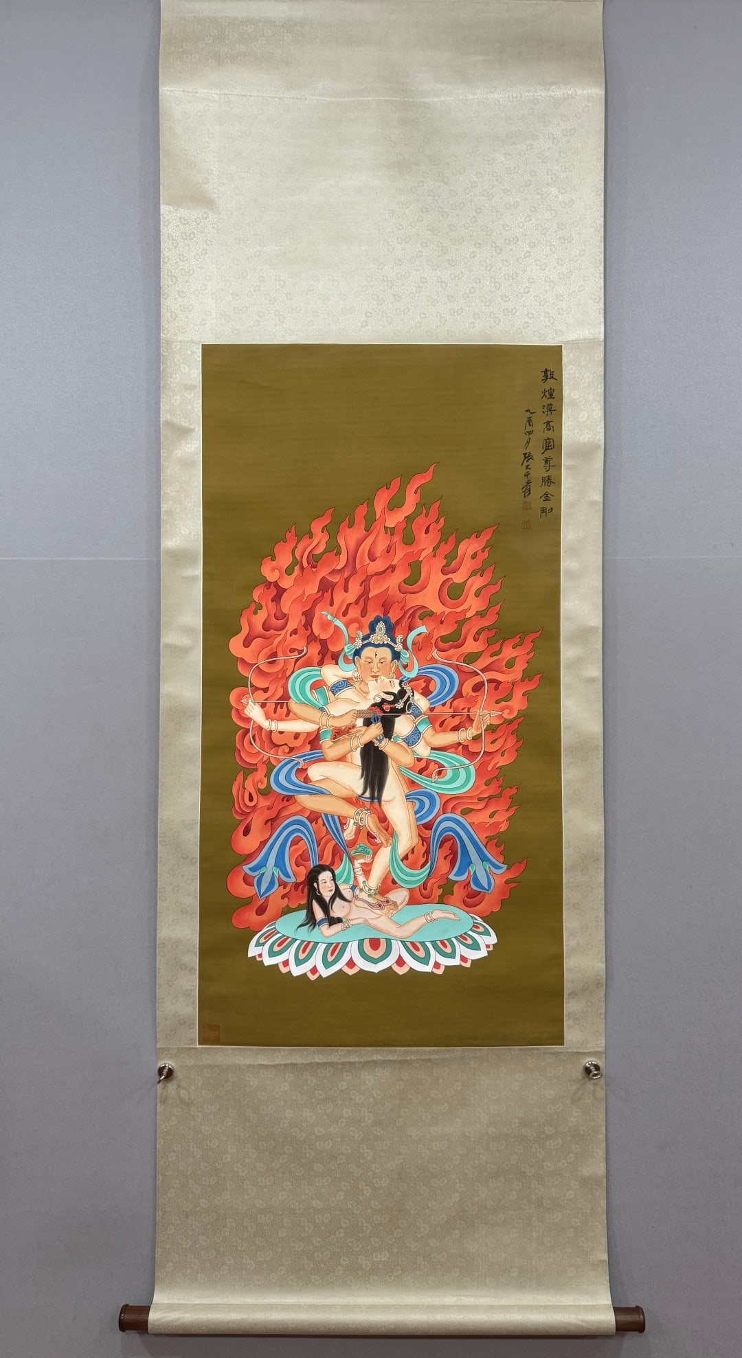 A vertical scroll of Zhang Daqian's silk book: Zhang Daqian's silk book vertical axis Size:58×112cm (The Dimensions Of All Batches Are Manually Measured.If You Need More Detailed Information,Please Contact Our Customer Service Before Bidding.)