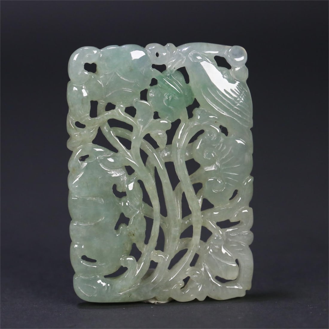 A beautiful old jade hollow heron is a continuous brand: Exquisite old jade hollow out a heron continuous promotion card Size:5.3x3.8x0.7cm W:25.3g (The Dimensions Of All Batches Are Manually Measured.If You Need More Detailed